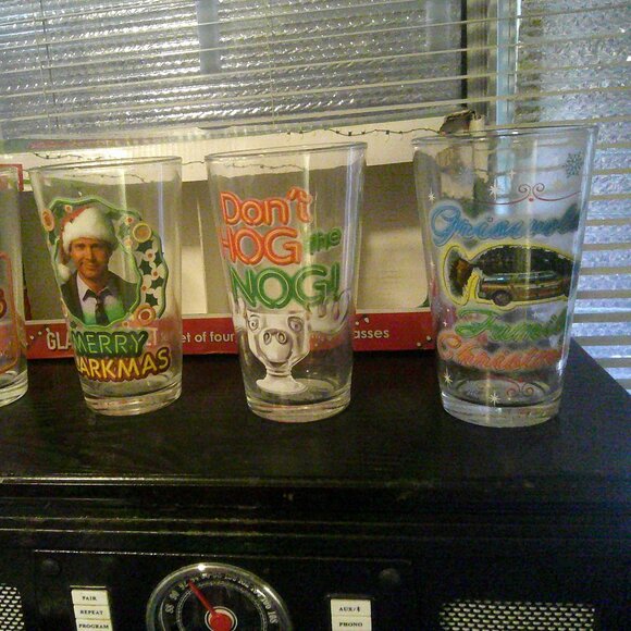 4 Christmas Vacation Boxed Pint Glass Set-New In Box - Picture 2 of 2